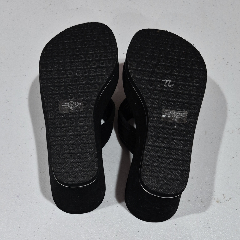 *NWOT* Guess Black Platform Sandals with Silver Charm - 5M - Picture 5 of 5